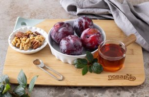 Сливы запеченные в духовке с орехами Сливы запеченные в духовке с орехами