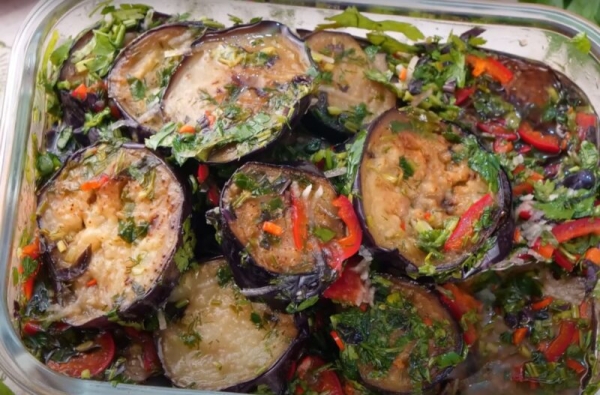 Рецепт вкуснейших баклажанов с чесноком, перцем и зеленью. Вкус детства: можно заготавливать даже на зиму
