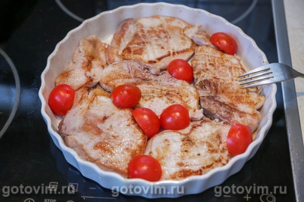 Свиные отбивные, запеченные с помидорами, моццарелой и лимоном Свиные отбивные, запеченные с помидорами, моццарелой и лимоном