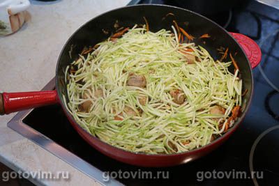 Свинина Тхабо в кокосовом молоке с овощами и рисовой лапшой Свинина Тхабо в кокосовом молоке с овощами и рисовой лапшой