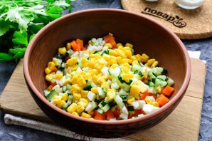 Салат "Неженка" с крабовыми палочками Салат "Неженка" с крабовыми палочками