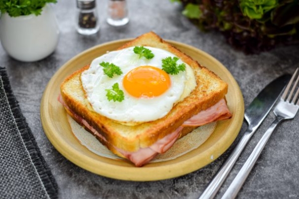 Сэндвич "Крок-мадам" Сэндвич "Крок-мадам"