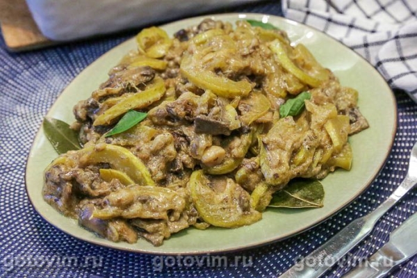 Жареные кабачки с грибами в сметане Жареные кабачки с грибами в сметане