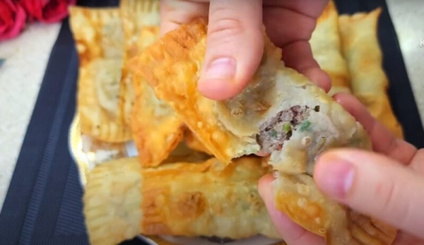 Мука и кипяток. Пирожки из хрустящего тонкого теста: начинка сочная, ароматная и нежная Мука и кипяток. Пирожки из хрустящего тонкого теста: начинка сочная, ароматная и нежная