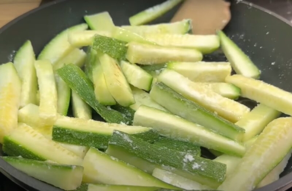 Невероятно вкусно и просто. Жареные кабачки с чесноком – идеальная закуска для дружеских посиделок Невероятно вкусно и просто. Жареные кабачки с чесноком – идеальная закуска для дружеских посиделок