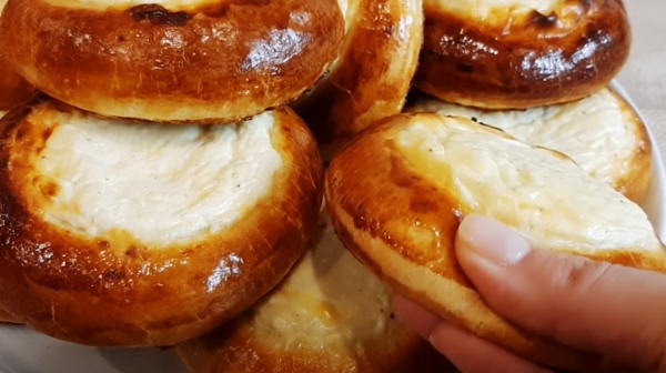 Ароматные ватрушки с творогом. Простое дрожжевое тесто и вкусная начинка