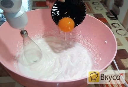 Бисквитный рулет с кремом из сгущенки и сливочного масла Бисквитный рулет с кремом из сгущенки и сливочного масла