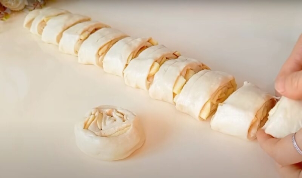 Нарезала дольками яблоки и завернула их в тесто. Оладьи с яблоками на завтрак для всей семьи Нарезала дольками яблоки и завернула их в тесто. Оладьи с яблоками на завтрак для всей семьи