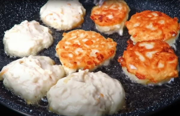 Оладьи-хачапурики: сырный сюрприз за 10 минут, от которого невозможно оторваться даже детям!