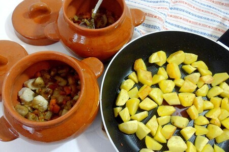 Жаркое в горшочке под съедобной крышечкой Жаркое в горшочке под съедобной крышечкой