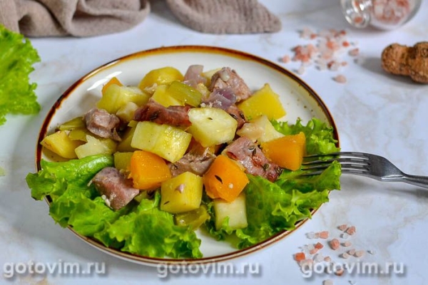 Жаркое из индейки с тыквой и картофелем (в горшочках) Жаркое из индейки с тыквой и картофелем (в горшочках)