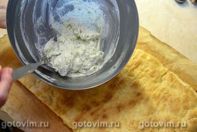 Заварной рулет с красной икрой и сырным кремом Заварной рулет с красной икрой и сырным кремом