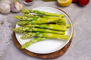 Куриные грудки со спаржей под голландским соусом Куриные грудки со спаржей под голландским соусом