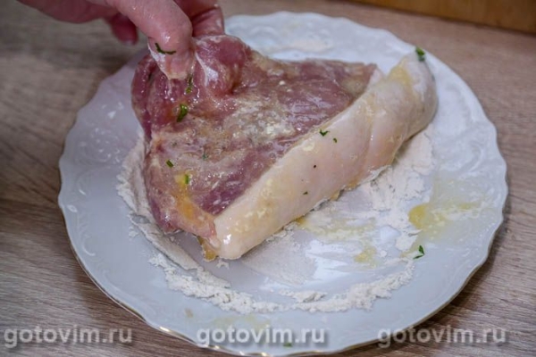Свиные отбивные с сыром и сельдереем в мультиварке