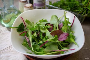 Огурцы с зеленым салатом Огурцы с зеленым салатом