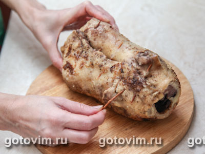 Рулет из утки с черносливом, запеченный в тесте