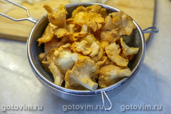 Пицца с лисичками и сыром с голубой плесенью