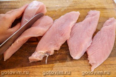Стейк из индейки в хрустящей панировке на сковороде Стейк из индейки в хрустящей панировке на сковороде