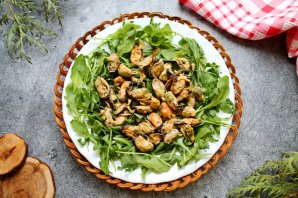 Салат с мидиями, моцареллой и рукколой Салат с мидиями, моцареллой и рукколой