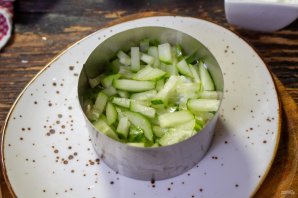 Салат из кальмаров с яйцом, огурцом и кукурузой Салат из кальмаров с яйцом, огурцом и кукурузой