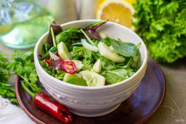 Огурцы с зеленым салатом Огурцы с зеленым салатом