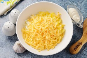 Салат с ананасом, сыром и кукурузой Салат с ананасом, сыром и кукурузой