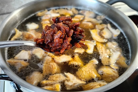 Фасолевый суп с лисичками и копчеными рёбрышками Фасолевый суп с лисичками и копчеными рёбрышками