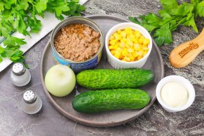 Салат с тунцом, кукурузой и огурцами Салат с тунцом, кукурузой и огурцами