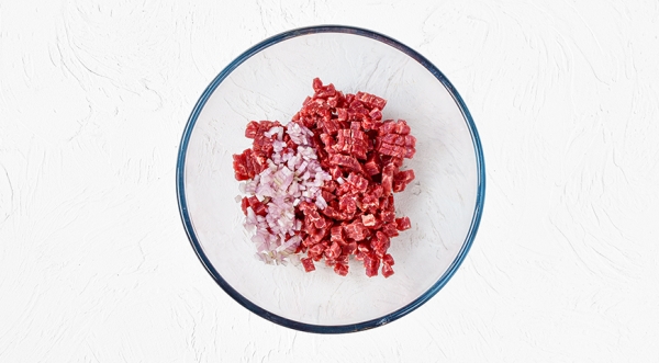 Тартар из говяжьей вырезки, пошаговый рецепт с фото на 570 ккал