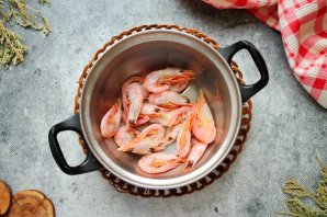 Боул с креветками, авокадо и черным рисом