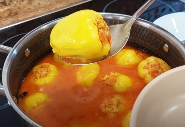 Сочные фаршированные перцы с нежной начинкой из мяса и сливочного масла. Привычное блюдо с необычным вкусом!