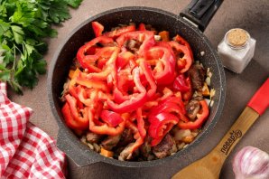 Гуляш с болгарским перцем Гуляш с болгарским перцем