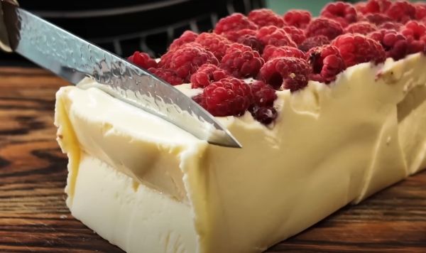 Из обычного пакета молока. Готовлю десерт с малиной вкуснее, чем в ресторанах: без крема, выпекания и коржей