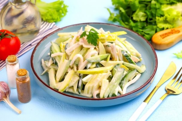 Салат с кальмаром, огурцом и яблоком