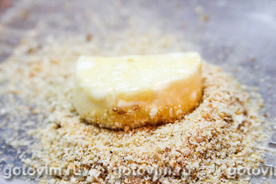 Овощной салат с жареным сыром сулугуни