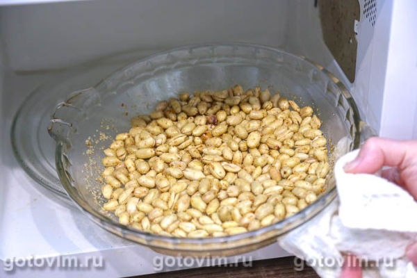 Солёный арахис с чесноком и копченой паприкой в микроволновке