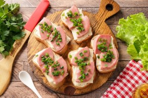 Бутерброды с колбасой и сыром Бутерброды с колбасой и сыром