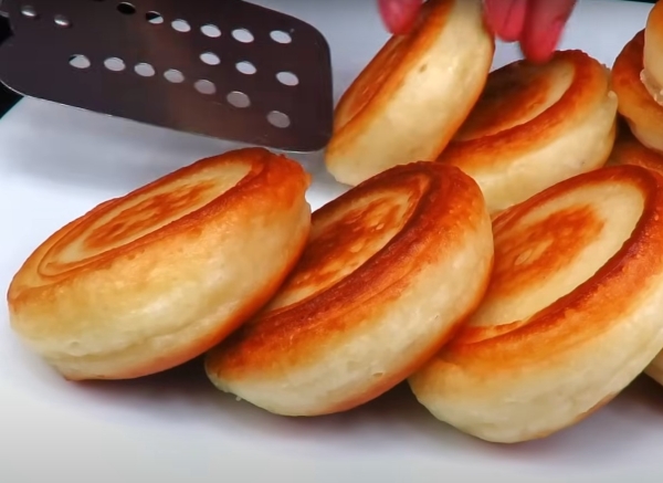 Высокие пышные оладьи c начинкой на кефире. Быстрый завтрак для всей семьи Высокие пышные оладьи c начинкой на кефире. Быстрый завтрак для всей семьи