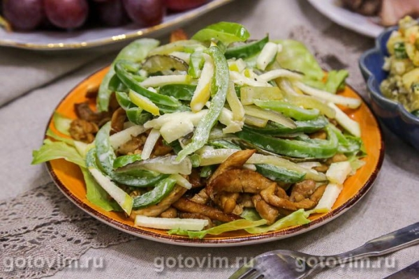 Салат «Пражский» с жареным мясом, перцем и яблоками Салат «Пражский» с жареным мясом, перцем и яблоками