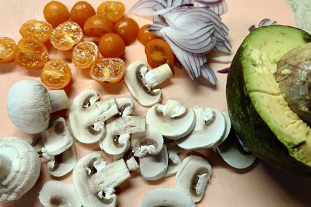 Салат с кальмаром, авокадо и свежими шампиньонами Салат с кальмаром, авокадо и свежими шампиньонами