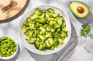 Салат с эдамаме и авокадо Салат с эдамаме и авокадо