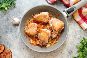 Тушеные куриные бедра Тушеные куриные бедра