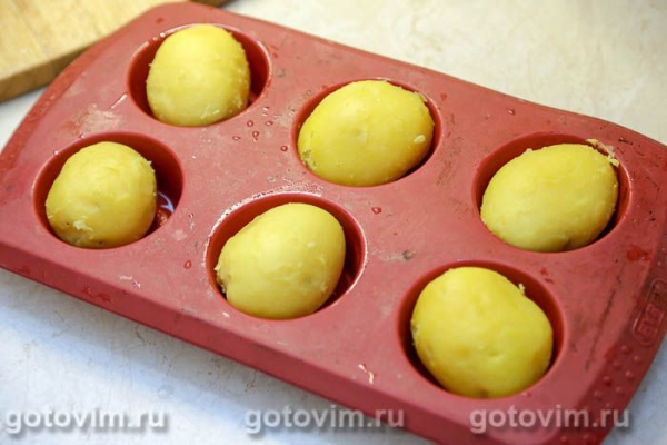 Мятая картошка, запеченная с колбасой чоризо и сыром