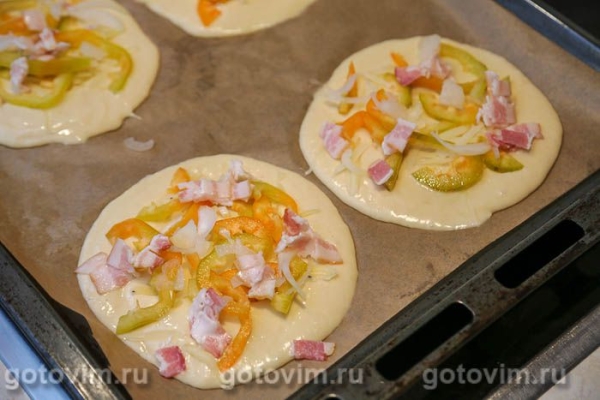 Пицца на кефире с беконом и фрикадельками