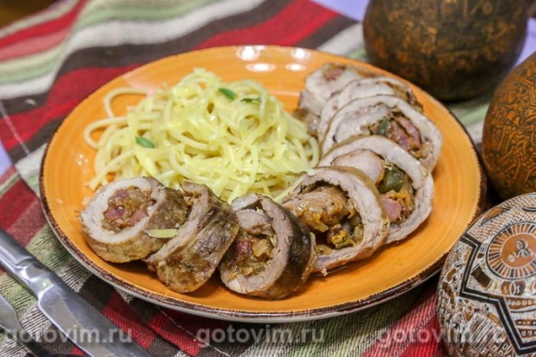 Рулет из свинины с острым перцем, беконом и сыром Рулет из свинины с острым перцем, беконом и сыром