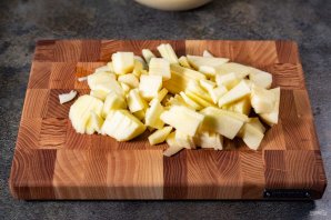 Шарлотка с яблоками и корицей