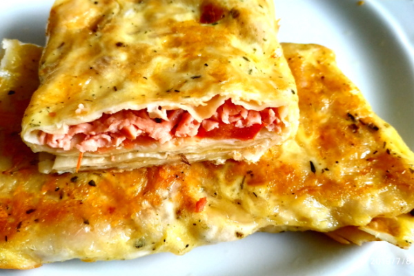 Лаваш с колбасой, сыром и яйцом на сковороде Лаваш с колбасой, сыром и яйцом на сковороде