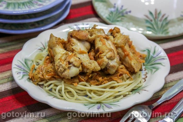 Куриные крылья в с морковью в сметаной на сковороде