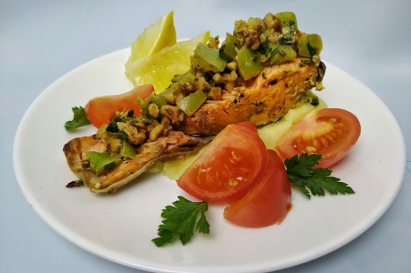 Семга запеченная с овощами и грецкими орехами в духовке