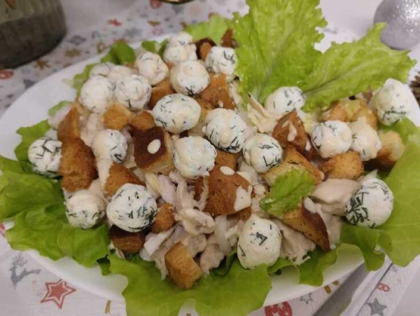 Салат с курицей, сырными шариками и пекинской капустой
